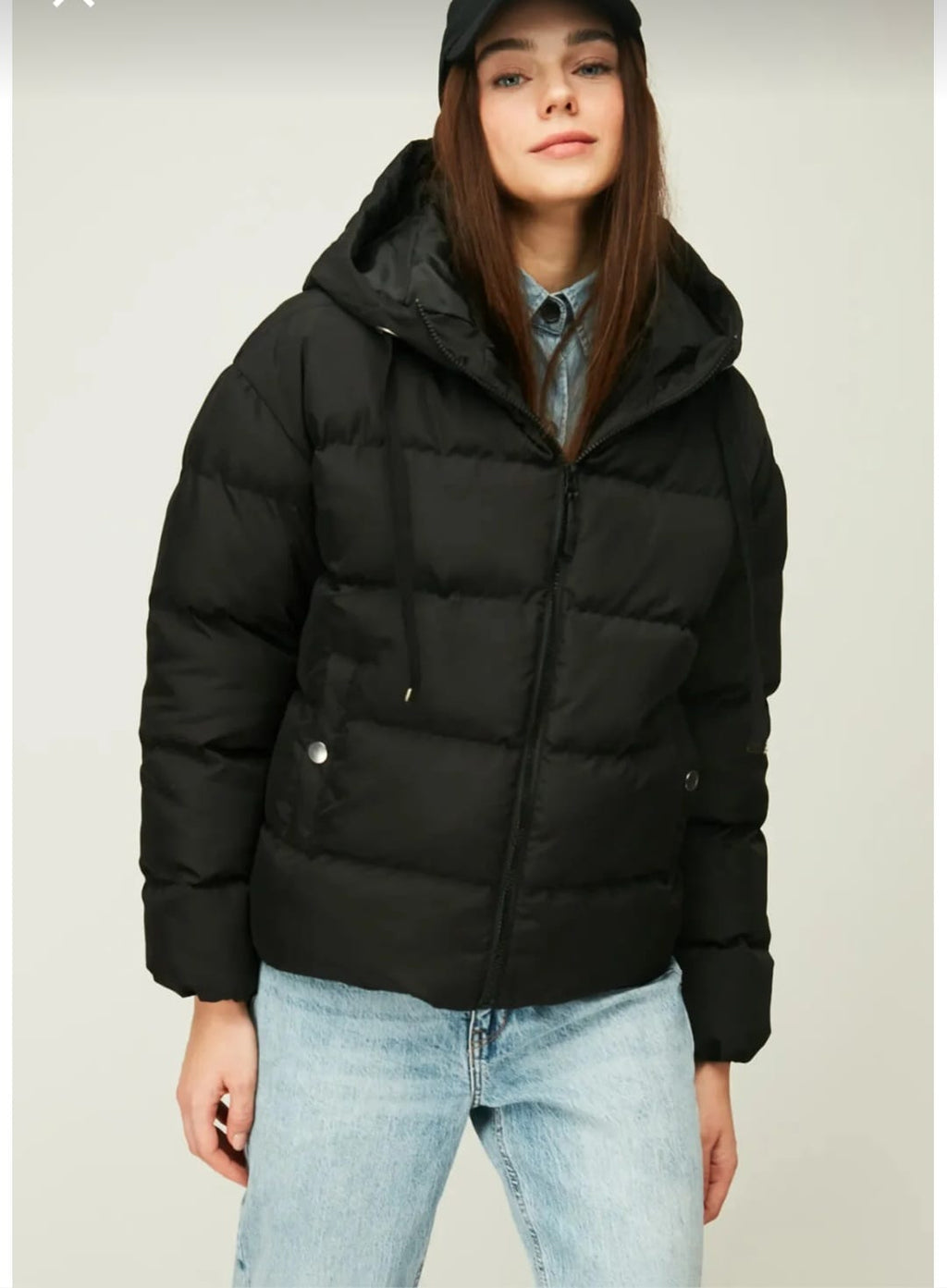 Siyah Kapüşonlu Elyaflı Rüzgar Geçirmez Şişme Kışlık Mont.