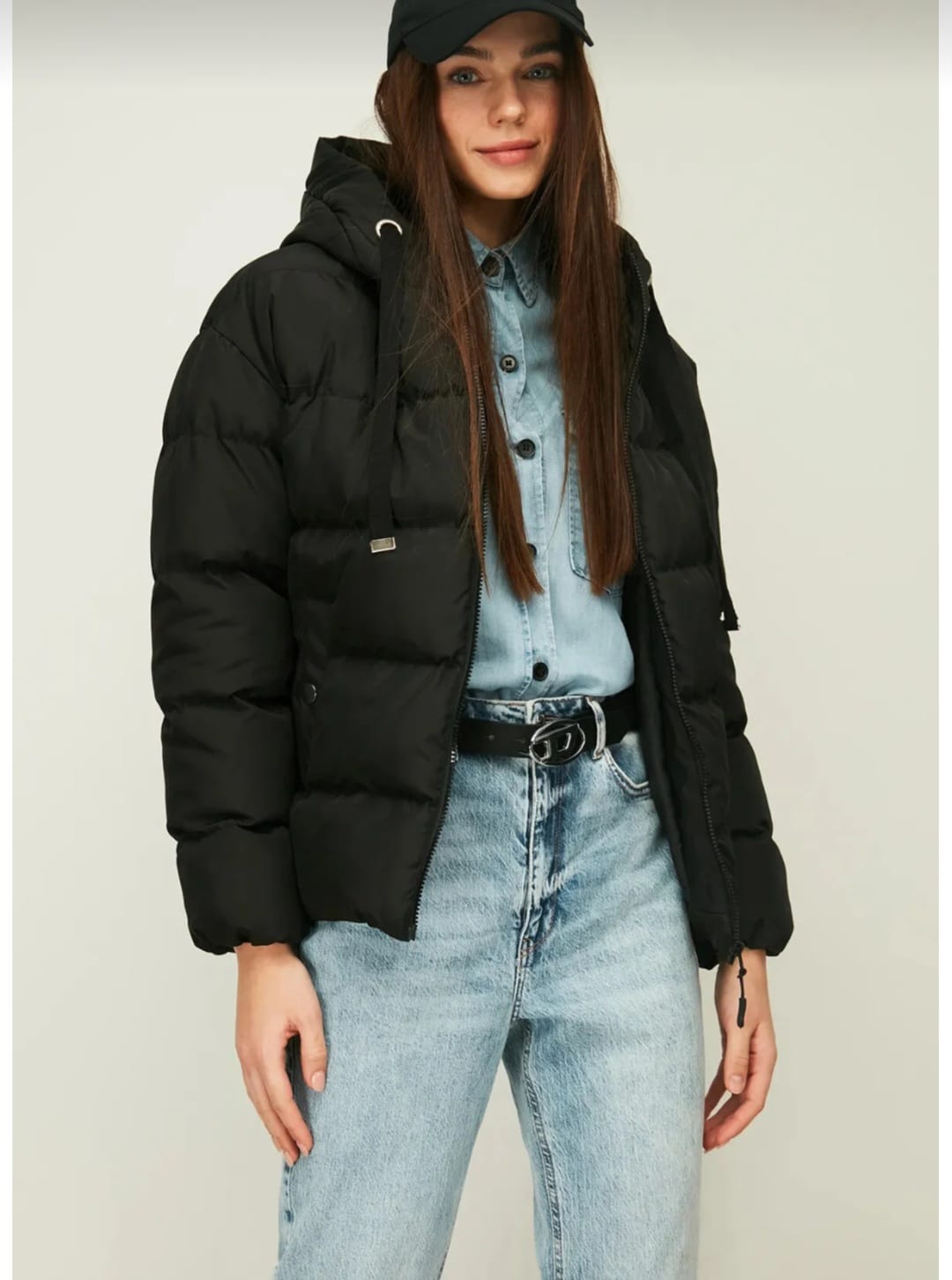 Siyah Kapüşonlu Elyaflı Rüzgar Geçirmez Şişme Kışlık Mont.