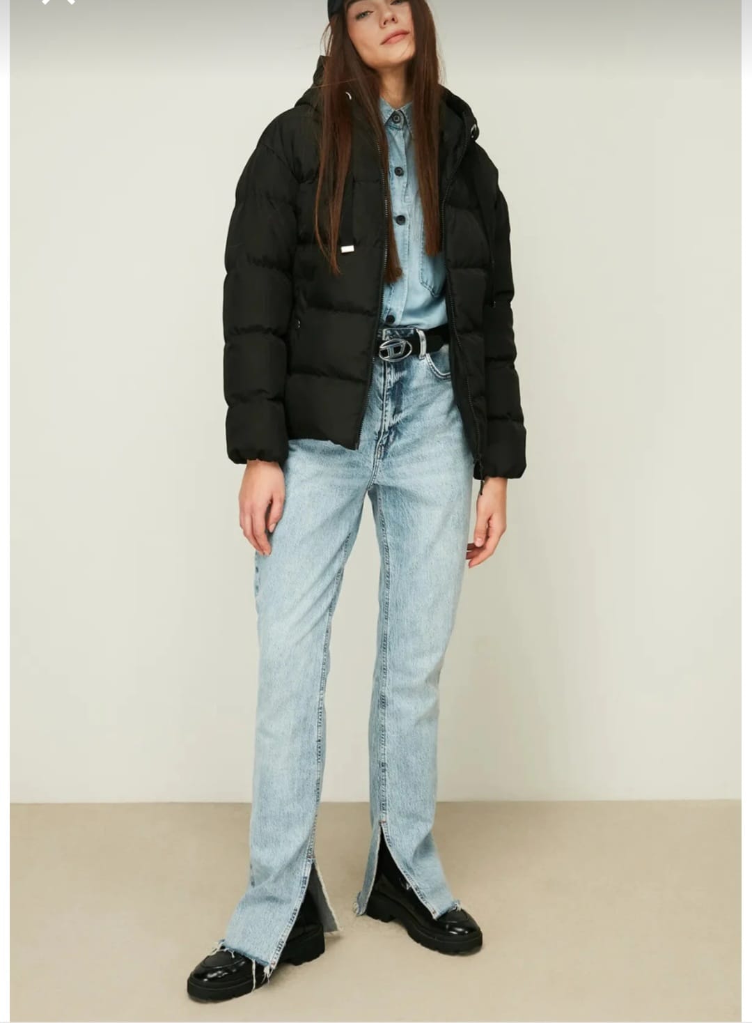 Siyah Kapüşonlu Elyaflı Rüzgar Geçirmez Şişme Kışlık Mont.