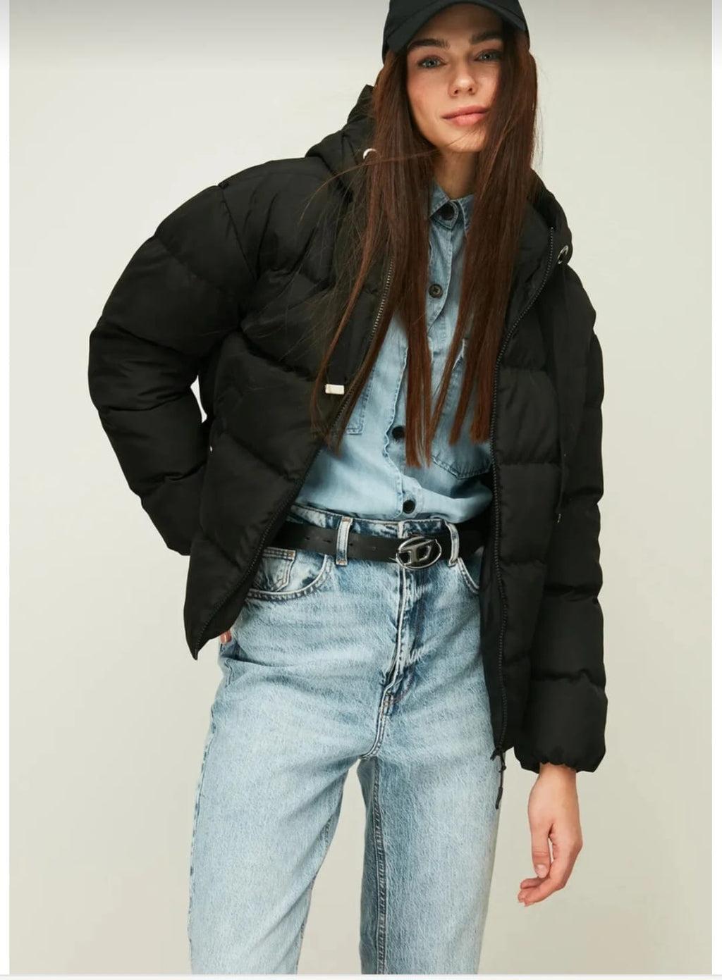 Siyah Kapüşonlu Elyaflı Rüzgar Geçirmez Şişme Kışlık Mont.